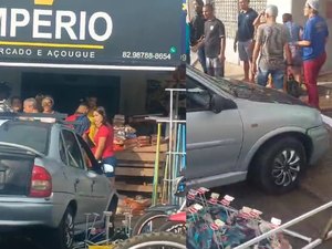 [Vídeo] Carro bate em moto, invade açougue e deixa feridos no Benedito Bentes