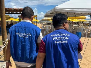 Operação Verão: Procon autua cinco estabelecimentos na Praia do Gunga