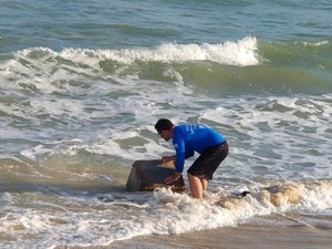 IMA/AL analisa fardos encontrados em praias da costa alagoana
