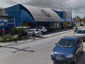 Criminosos invadem e furtam supermercado da rede 15 de Novembro