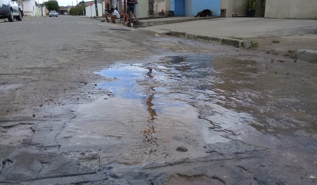 [Vídeo] Vazamento de água acarreta problemas a moradores de bairro em Arapiraca