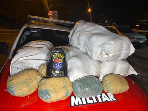 Taxista é preso após ser flagrado com 50kg de maconha dentro do carro