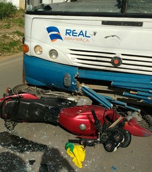 Colisão entre ônibus e moto deixa ferido em Arapiraca 