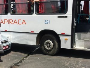 Colisão entre ônibus e carro deixa trânsito lento em Arapiraca