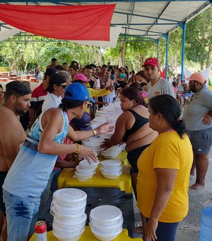 Pessoas em situação de rua participam de ação de Natal em Maceió