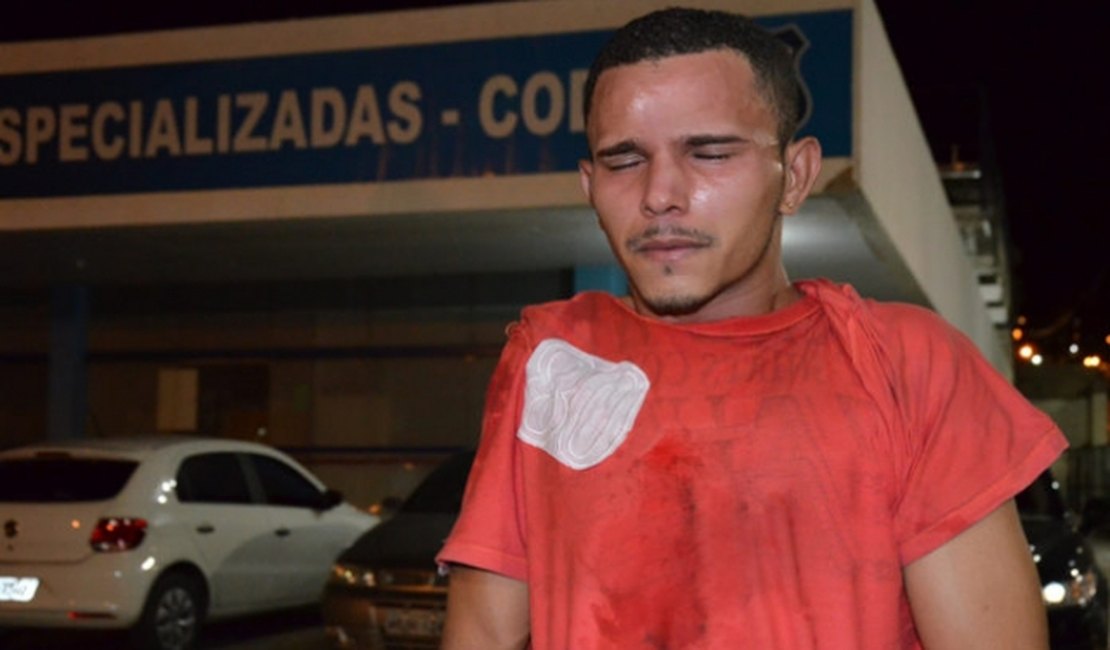 Homem finge estar armado e assalta passageiros de coletivo, mas é preso
