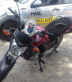 Após denúncia, BPTran recupera motocicleta roubada e prende suspeito