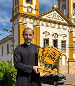 Padre do interior de SP ganha torneio de truco em dupla com o avô