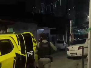 Mulher morre baleada durante abordagem policial em grota de Maceió