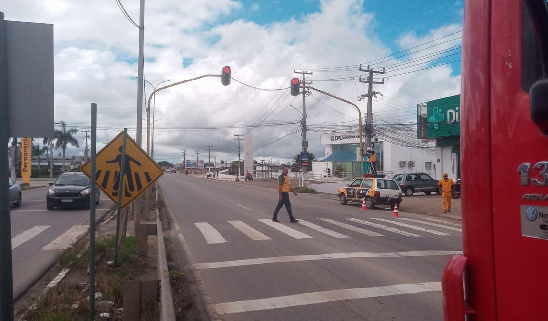 [Vídeo] Semáforo em frente ao Hospital de Emergência  apresenta pane elétrica