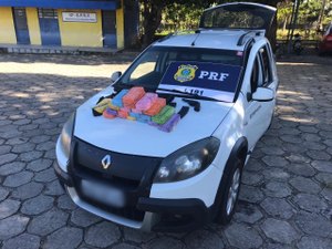 Carro com 20 tabletes de cocaína é apreendido em Atalaia
