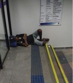 Homem dorme dentro de agência bancária no Centro de Arapiraca