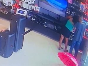 [Vídeo] Casal rouba caixa de som em loja do Centro de Arapiraca na 'cara dura'