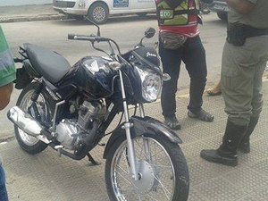 Colisão entre carro e moto deixa trânsito lento na rua São Francisco