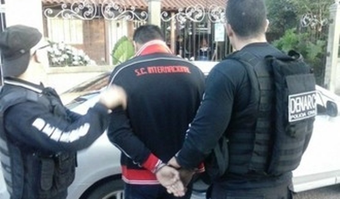 Preparador de goleiros da base do Inter é preso