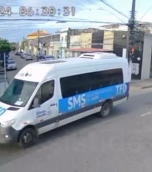 [Vídeo] Motociclista joga pedra em van da Secretaria de Saúde de Delmiro Gouveia que estava em Maceió