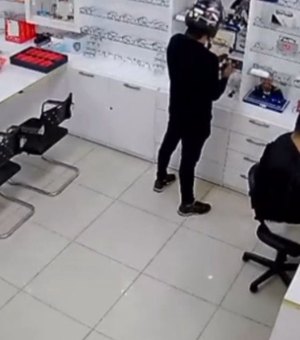 Assalto em plena luz do dia assusta clientes de ótica no Centro de Arapiraca