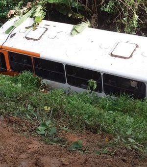 Ônibus com estudantes cai em ribanceira em Jacuípe