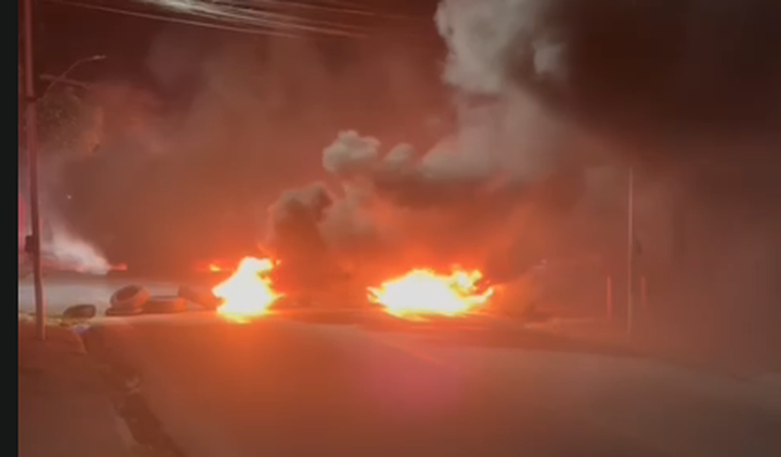 Protesto por falta de água interdita Avenida Governador Lamenha Filho no Feitosa