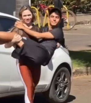 Mulher viraliza carregando marido no colo após ele quebrar o pé