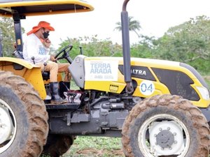 Tratores do Programa Terra Arada voltarão a trabalhar assim que as chuvas cessem em Palmeira