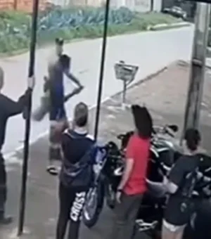 Policial militar dá rasteira em suspeito durante abordagem no Entorno