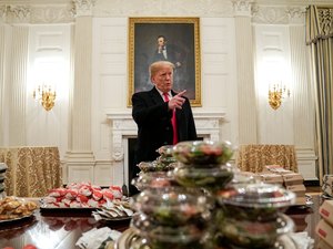 Sem funcionários por paralisação, Trump compra hambúrgueres para jantar com atletas