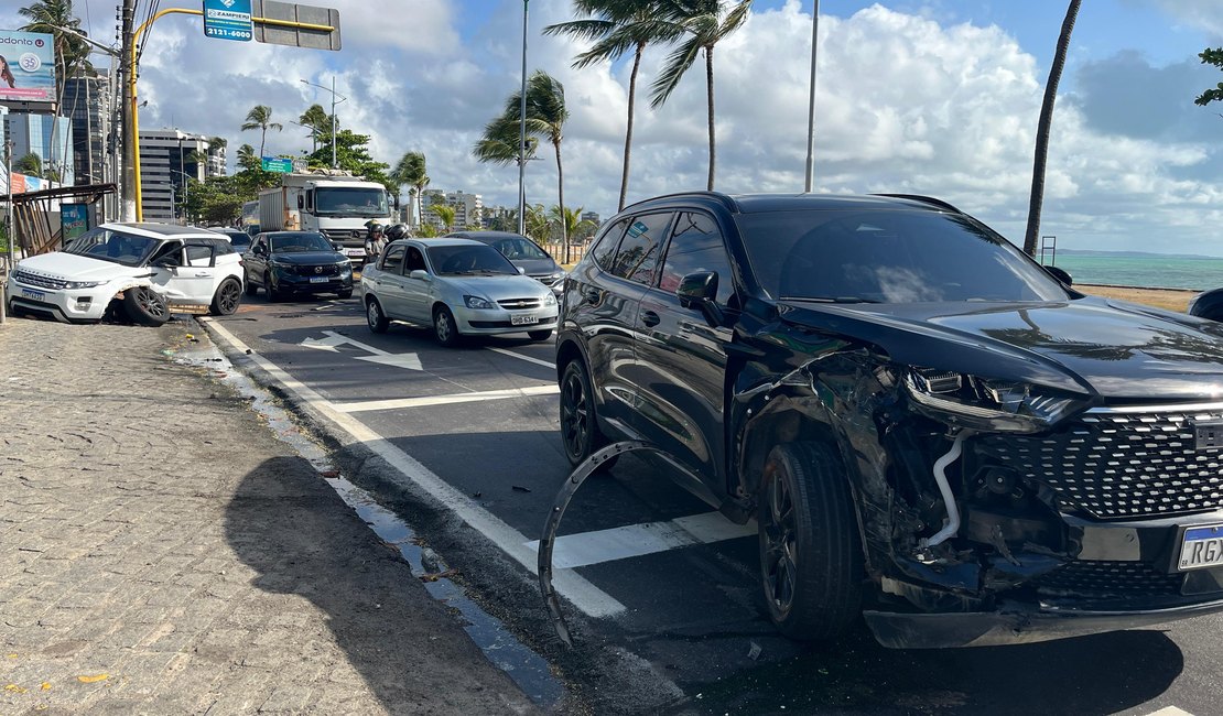 Colisão entre carros de luxo deixa trânsito lento e estragos na Av. Álvaro Otacílio