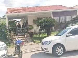 Bandidos armados invadem casa da mãe de prefeito no Centro de Pão de Açúcar