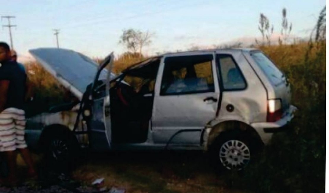 Motorista capota carro ao tentar desviar de buraco na pista