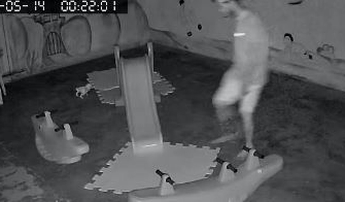 Câmeras de segurança flagram ladrão dentro de escola infantil em Arapiraca