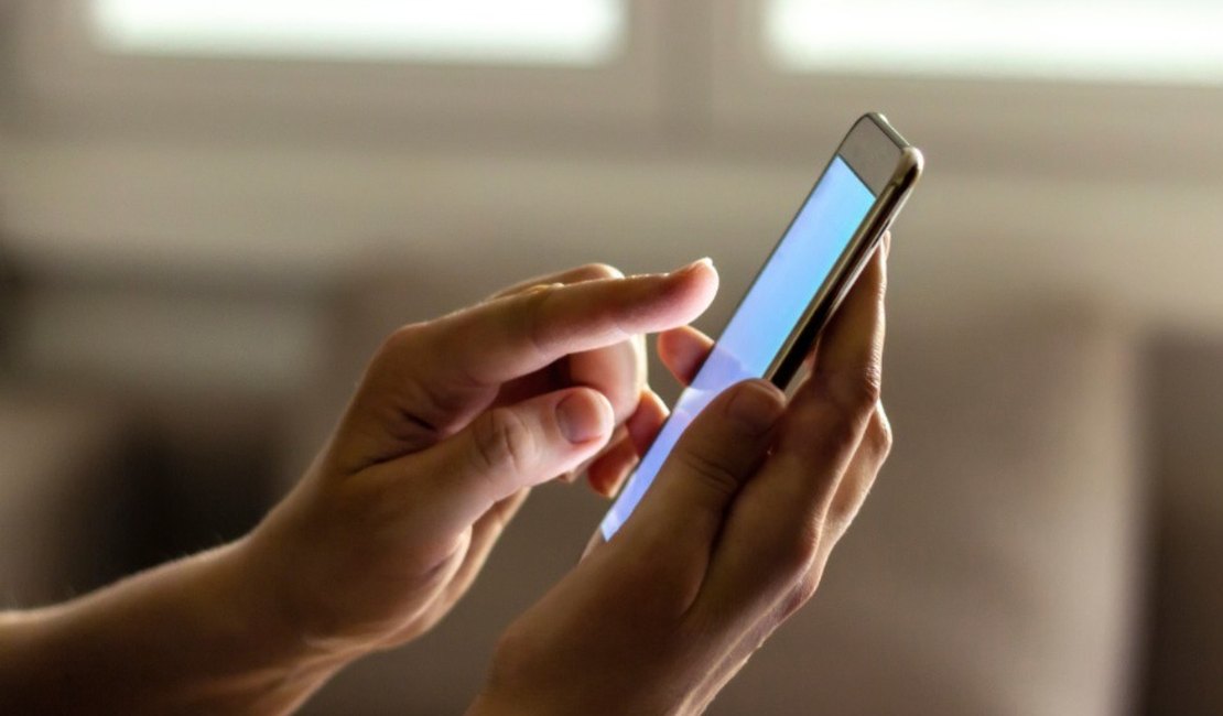 Mulher empresta celular para vizinho, ele some com aparelho e ainda a ameaça pelo WhatsApp, em Arapiraca