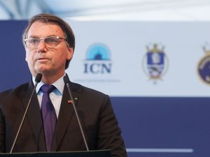 Bolsonaro participa, no Rio, de formatura na Escola Naval