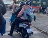 Casal faz bebê de 'mochila' em garupa de moto em SC e cena causa revolta na web