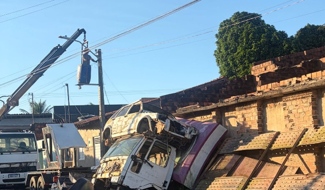 Após prefeitura repor lâmpada, dono de sucata desafia moradores e arranca braço de poste