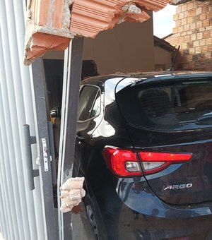 Mãe tenta ensinar filha a dirigir e carro acaba invadindo uma casa em Porto Calvo