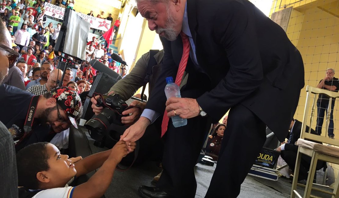 [Vídeo] Ex-presidente Lula é ovacionado em sua chegada a Arapiraca