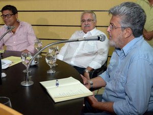 Eduardo Tavares divulga nota justificando desistência da candidatura para governador