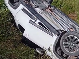 Carro capota  próximo ao Aeroporto Costa dos Corais, em Maragogi