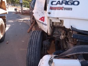 Colisão deixa trânsito lento na AL-101 Norte