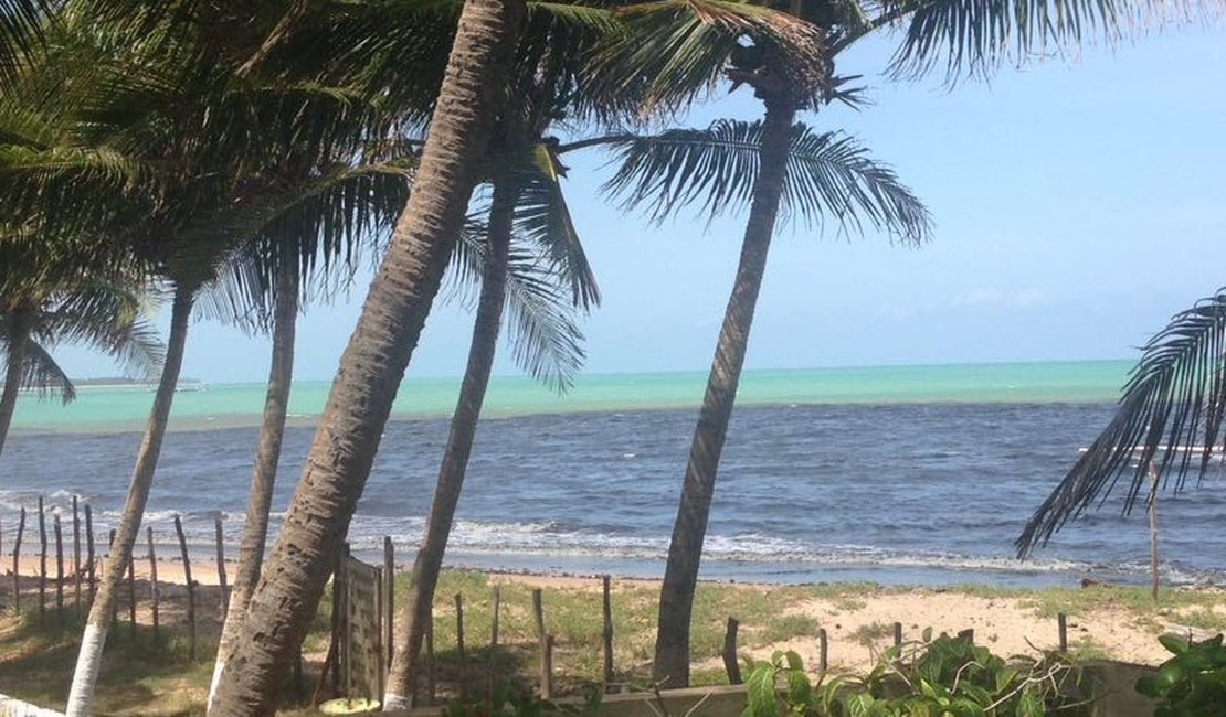 Moradores denunciam mancha negra na praia de Riacho Doce 