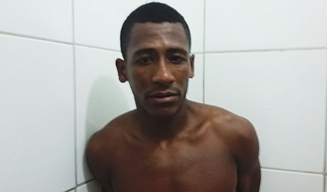 Homem com passagem pela polícia é detido por populares após assaltar turista na orla