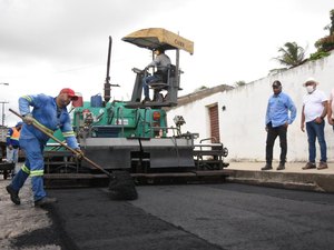 Em São Sebastião, prefeitura asfalta ruas com pavimentação antiga em paralelepípedos