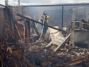 Incêndio atinge residência ao lado de cemitério em Palmeira dos Índios