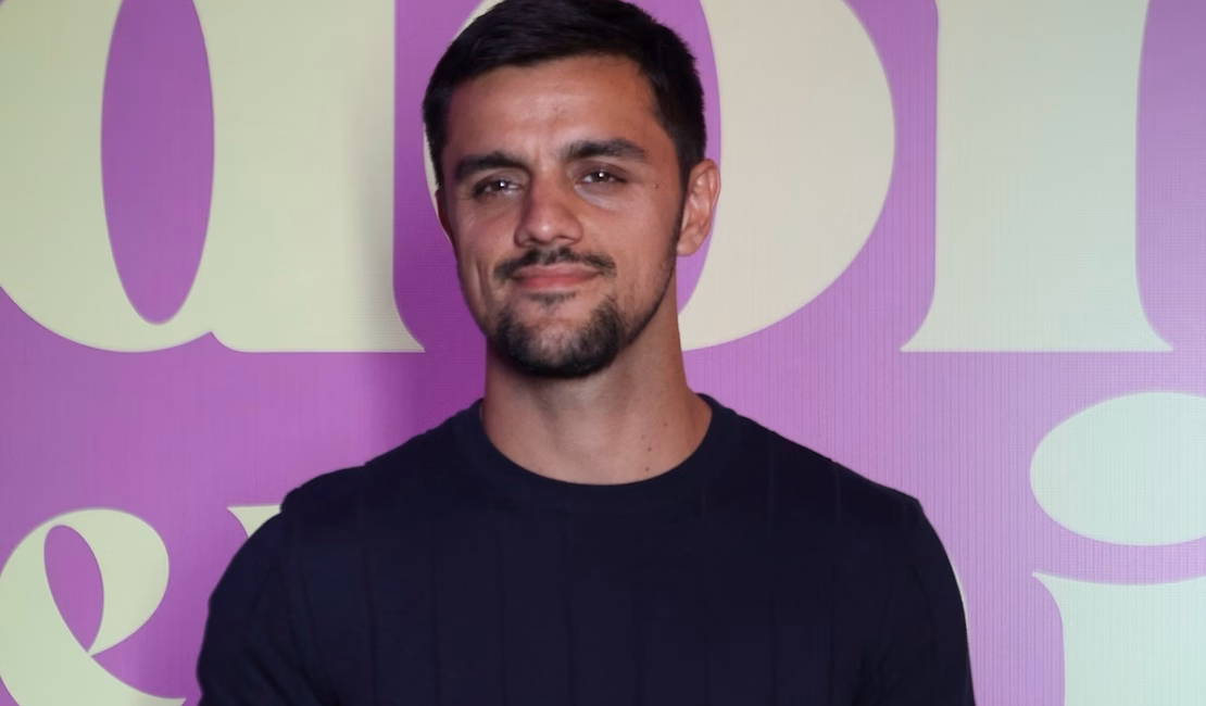 Felipe Simas diz que pensou em largar carreira de ator após conversão