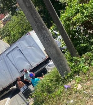 [Vídeo] Caminhão-baú perde freio e provoca congestionamento na Ladeira da Moenda