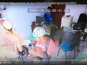 Câmeras de vigilância flagram momento em que criminosos invadem loja de informática
