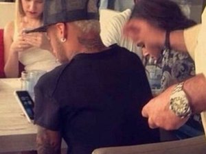 Bruna Marquezine e Neymar almoçam juntos em Barcelona