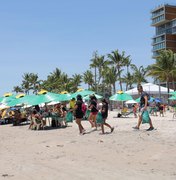 Educação ambiental: mutirão de limpeza mobiliza voluntários na praia da Pajuçara, em Maceió
