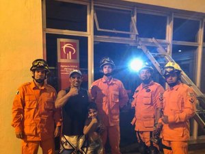 Pai e filho são resgatados após ficarem presos em agência bancária